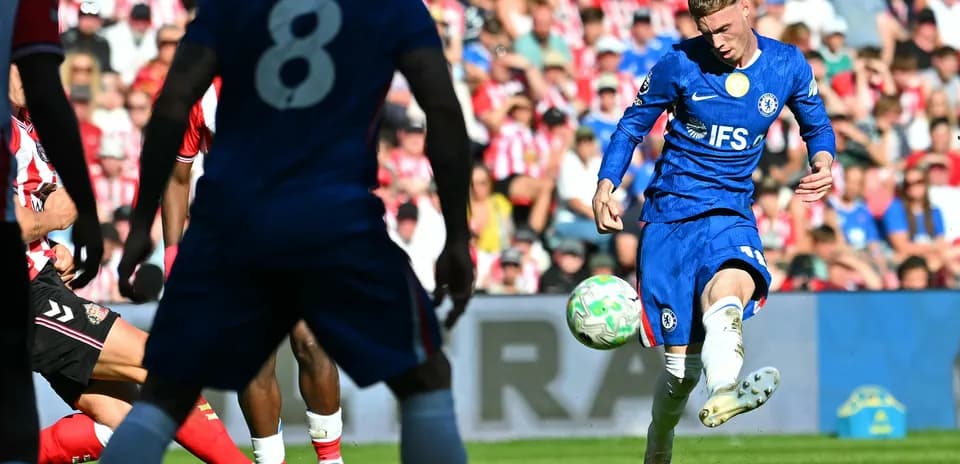 Jugador de Chelsea chutando el balón en partido