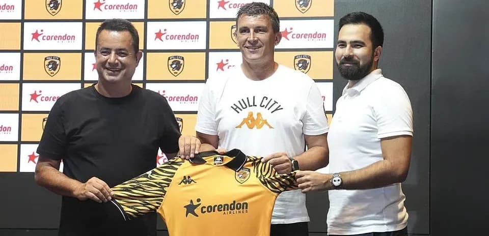 Presentación del nuevo entrenador con camiseta del club