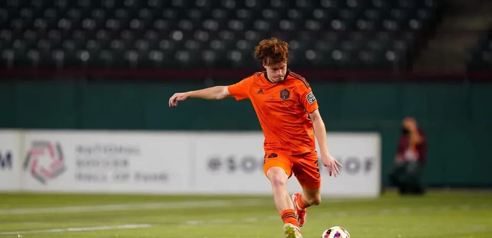 Jugador de Houston Dynamo FC II en acción