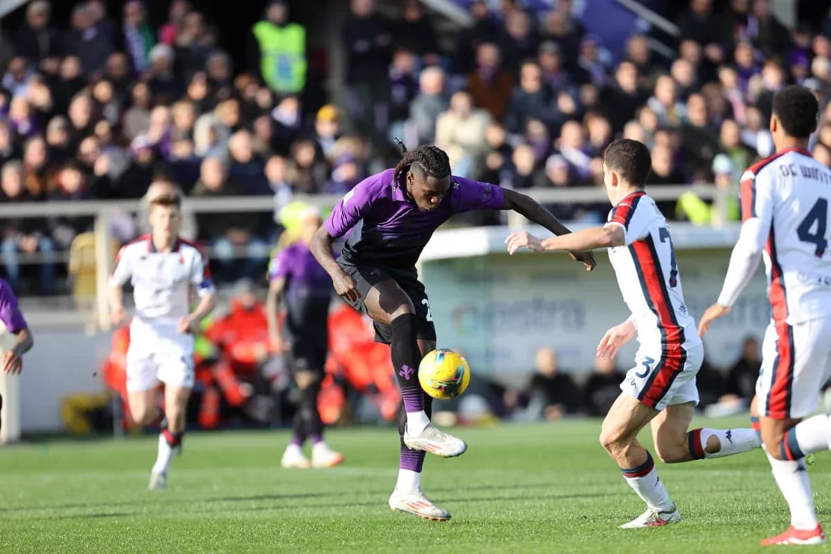 Jugador de Fiorentina controla el balón durante el partido