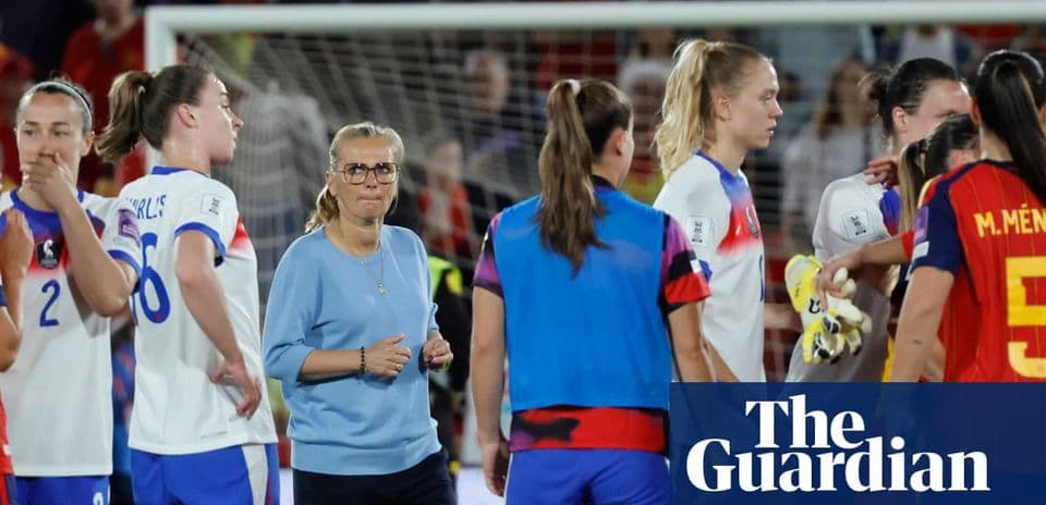 Jugadoras de fútbol y entrenadora tras el partido