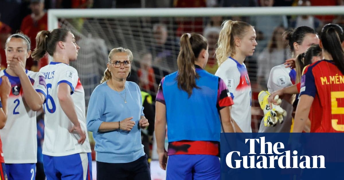 Jugadoras de fútbol y entrenadora tras el partido