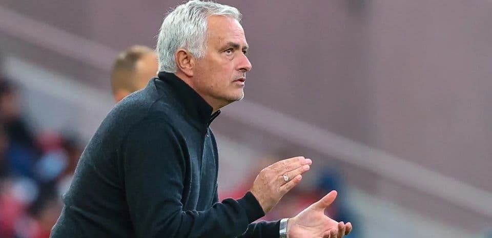 Entrenador dirigiendo al equipo desde la banda