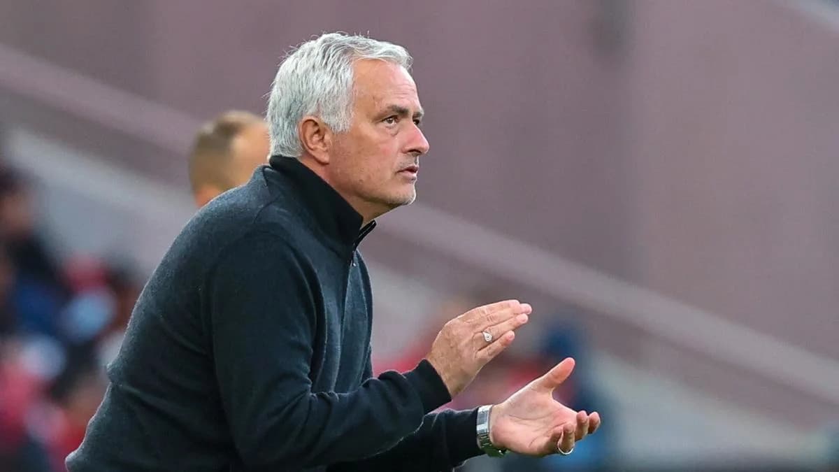 Entrenador dirigiendo al equipo desde la banda