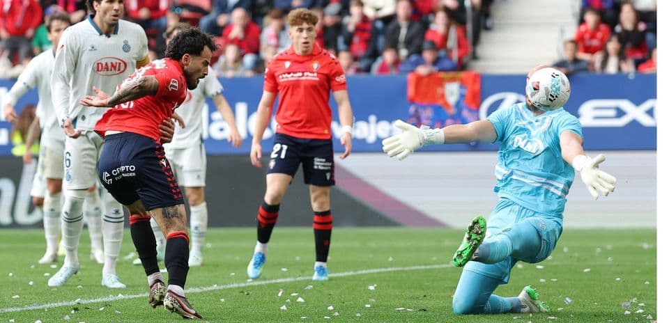 Jugador de Osasuna intentando marcar a Espanyol