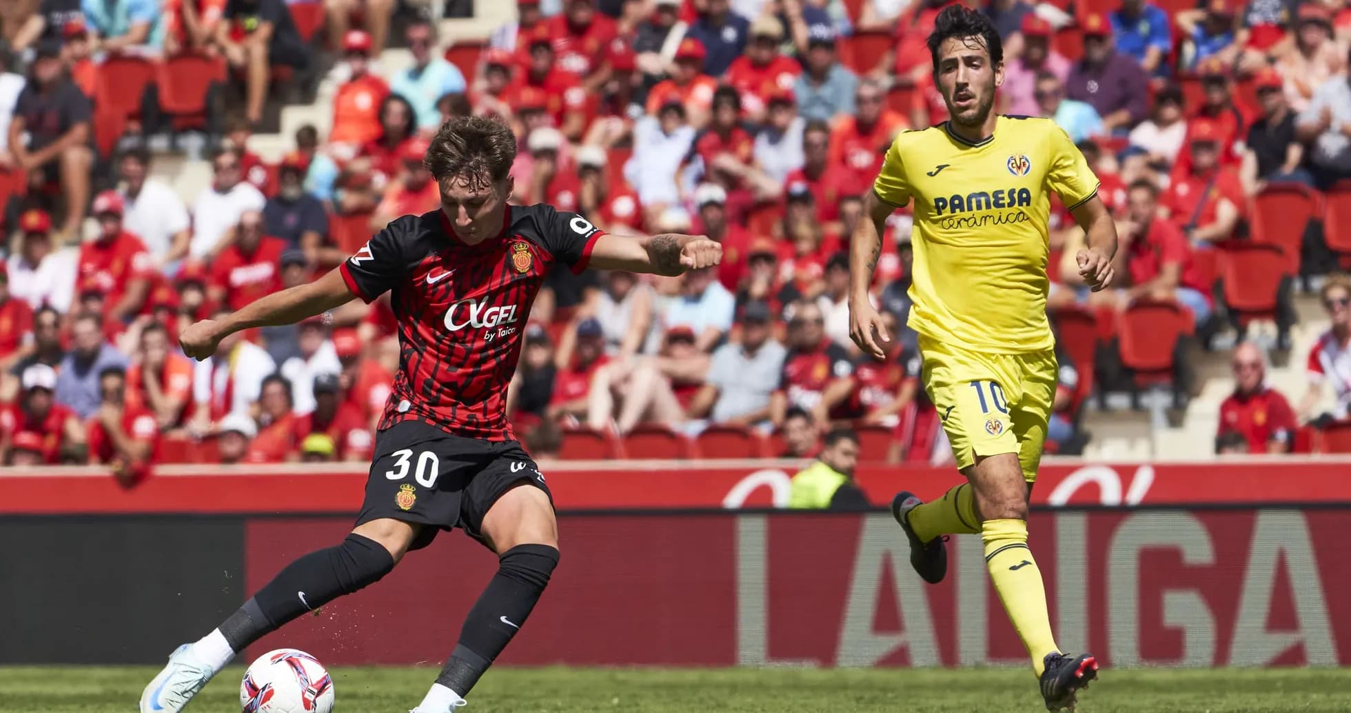 Jugador de Mallorca disparando a puerta contra Villarreal