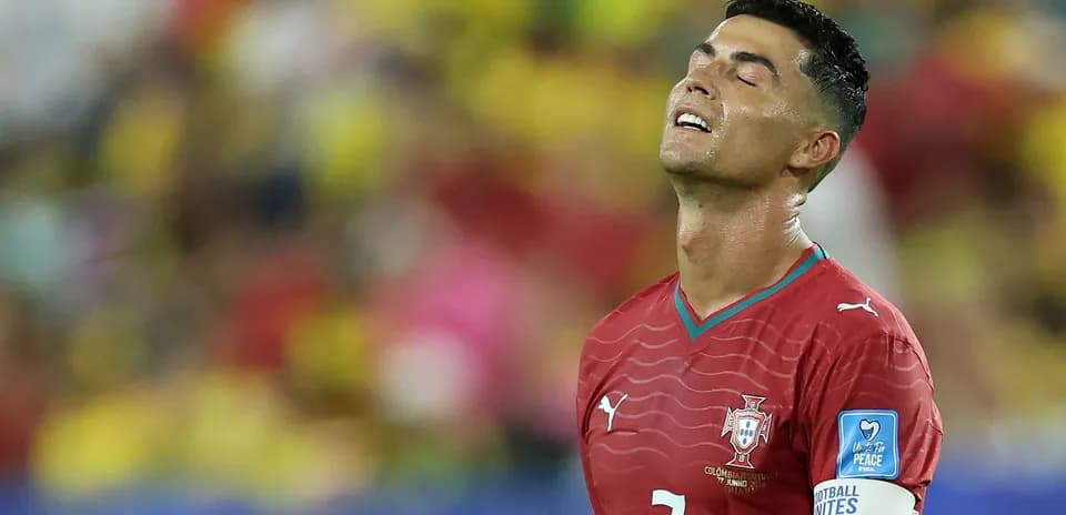 Cristiano Ronaldo con la mirada hacia arriba en partido