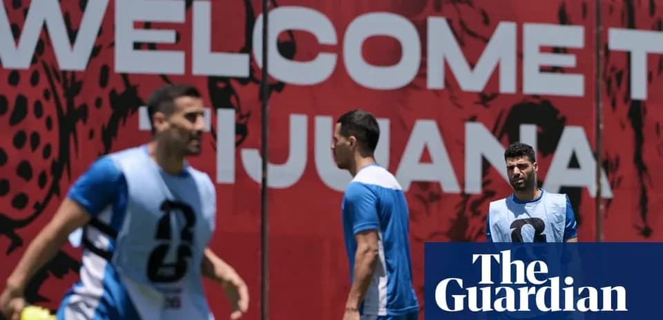 Jugadores entrenando con mural de bienvenida detrás