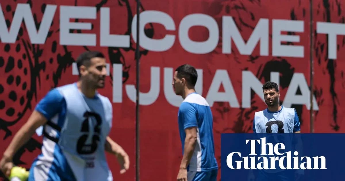 Jugadores entrenando con mural de bienvenida detrás