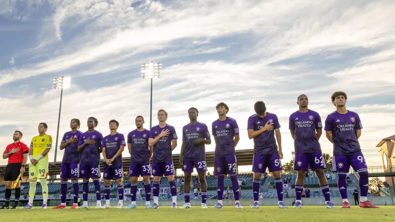 Jugadores de Orlando City II en formación