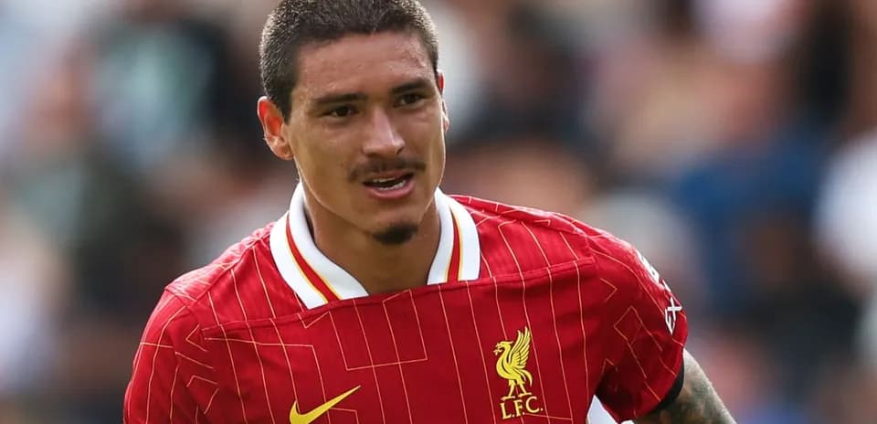 Jugador de Liverpool corriendo en el campo de fútbol