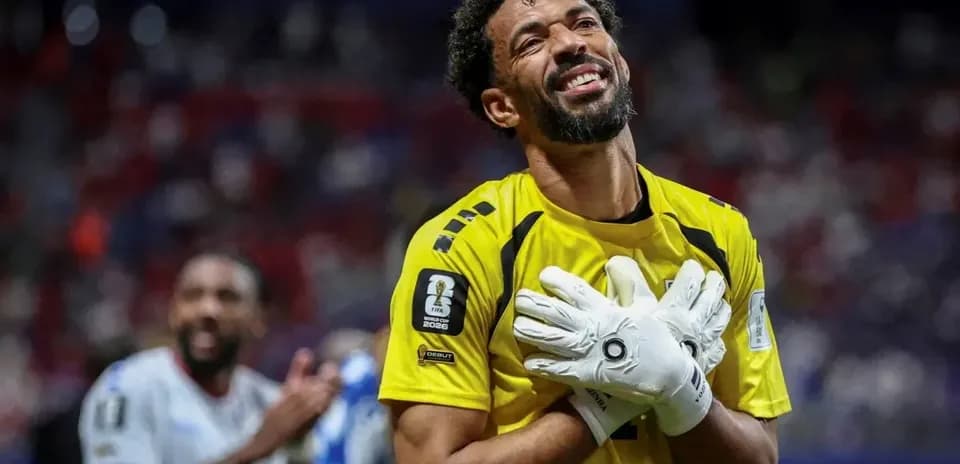 Portero con guantes celebrando en el campo