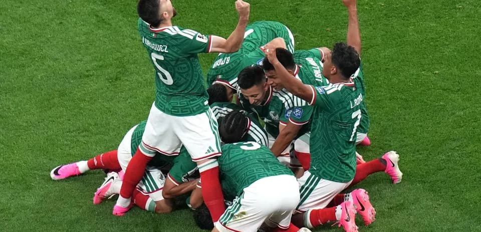 Jugadores de México celebrando un gol
