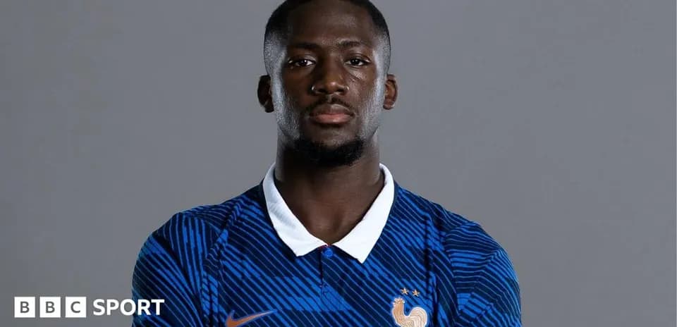 Jugador de fútbol posando en camiseta de Francia