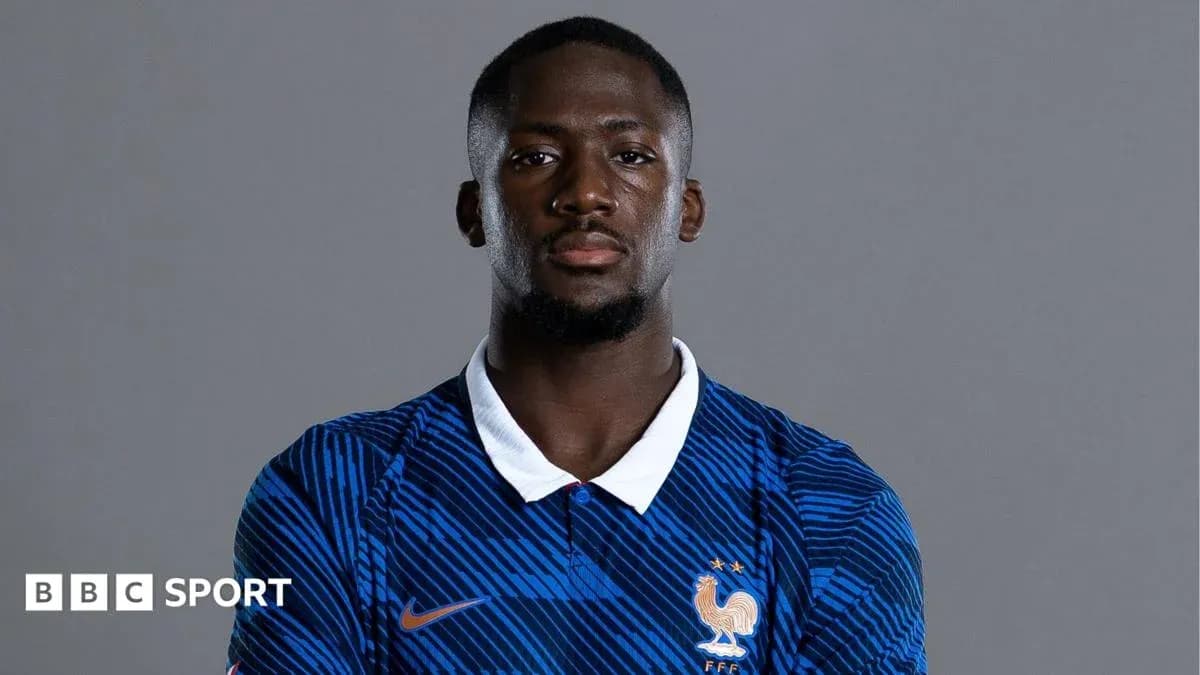 Jugador de fútbol posando en camiseta de Francia