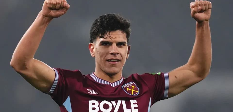 Jugador de West Ham United celebrando con los brazos en alto