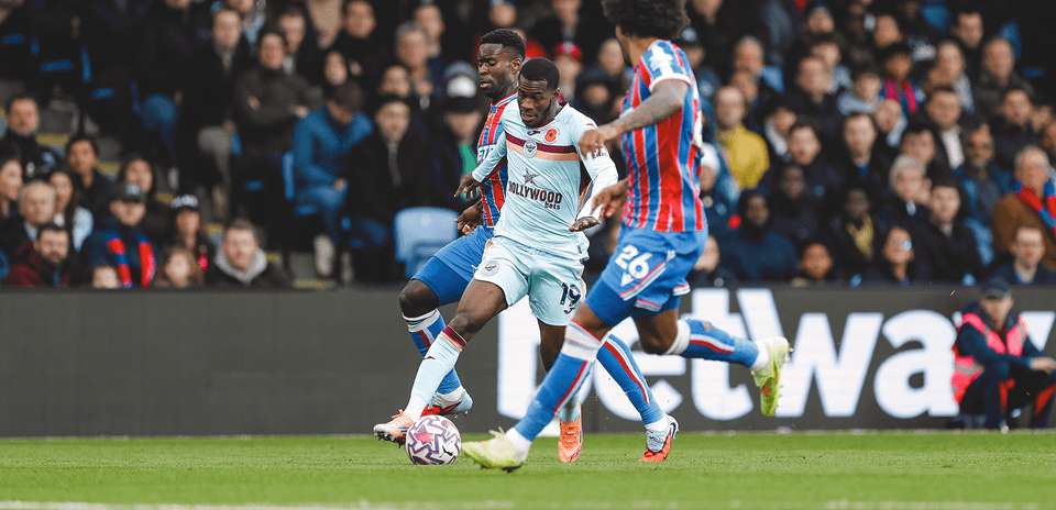 Jugador de Brentford desafiando a defensor de Crystal Palace