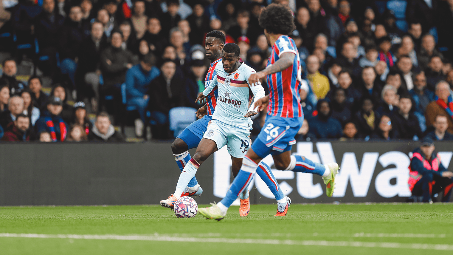 Jugador de Brentford desafiando a defensor de Crystal Palace