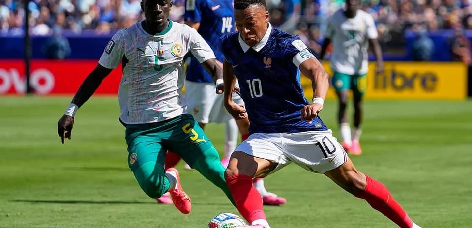 Jugador de Francia driblando a defensor senegalés