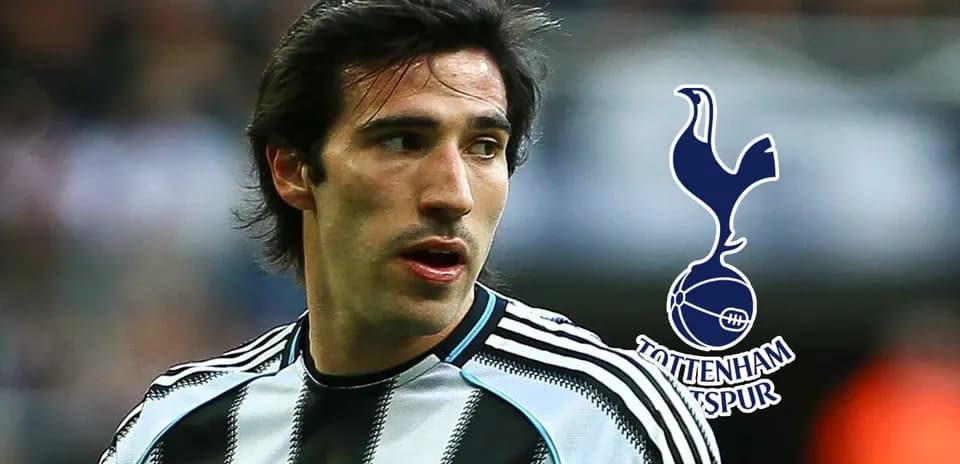 Jugador de Newcastle con logo de Tottenham en fondo