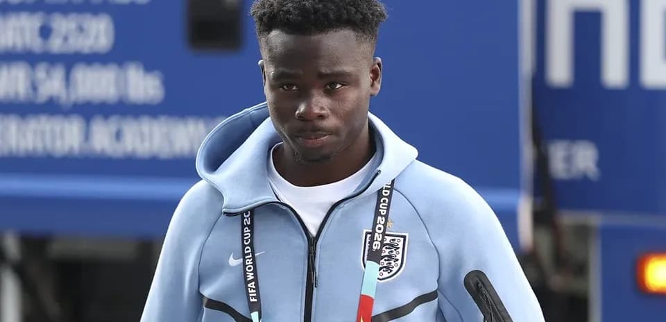 Jugador ingresando al estadio con uniforme de Inglaterra