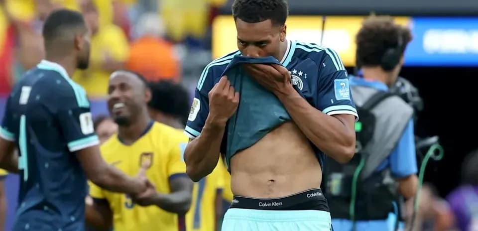 Jugador de Alemania se quita la camiseta tras el partido