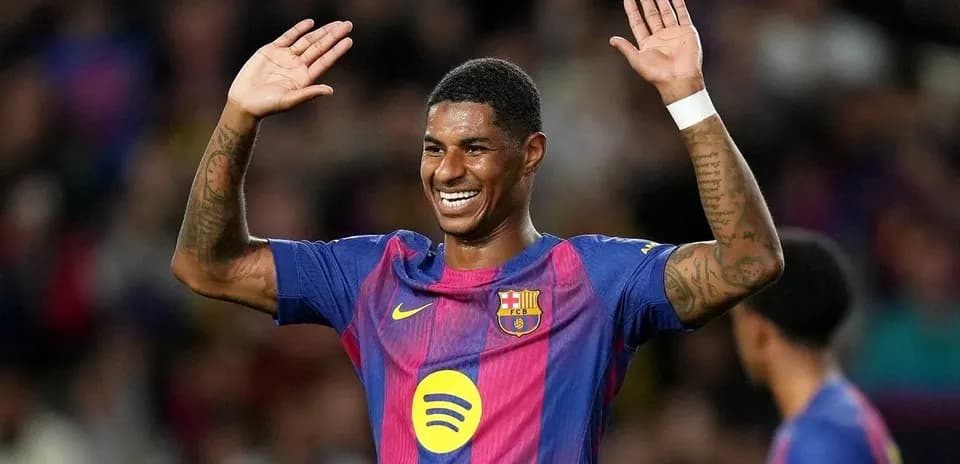 Jugador de Barcelona saludando al público en el campo
