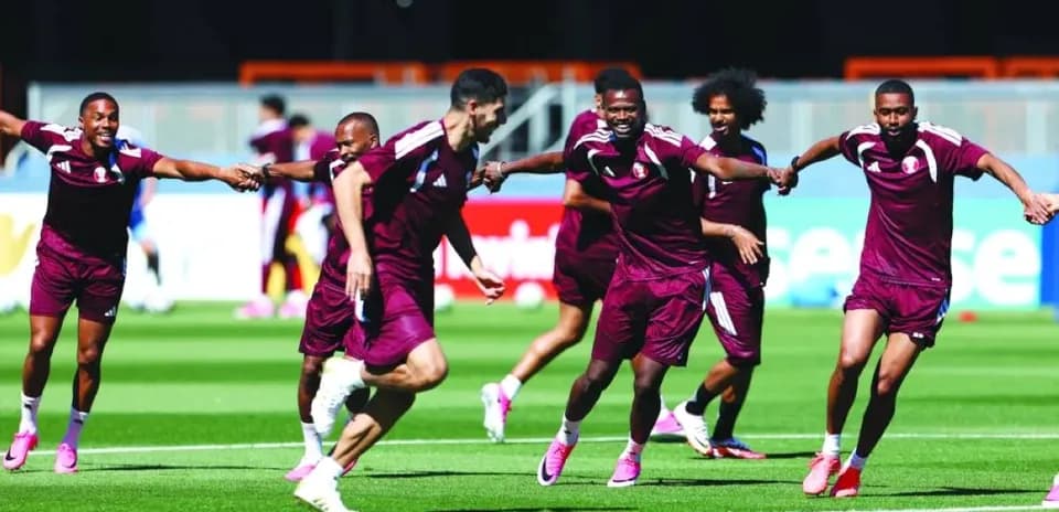 Jugadores de Qatar entrenando juntos en el campo