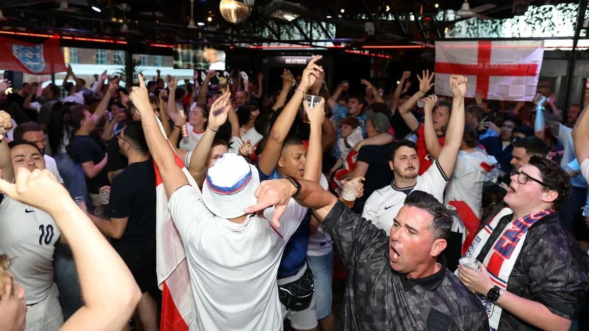 Aficionados celebrando en bar durante partido de fútbol