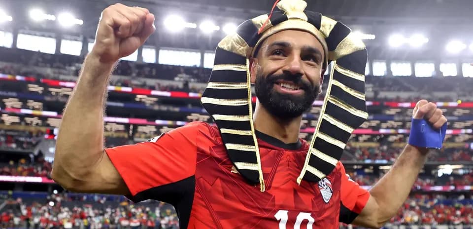 Jugador celebrando con sombrero de faraón en estadio