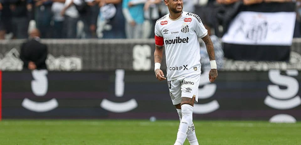 Neymar jugando en el campo con camiseta de Santos