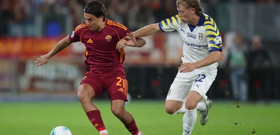 Jugador de AS Roma driblando a un defensor de Parma
