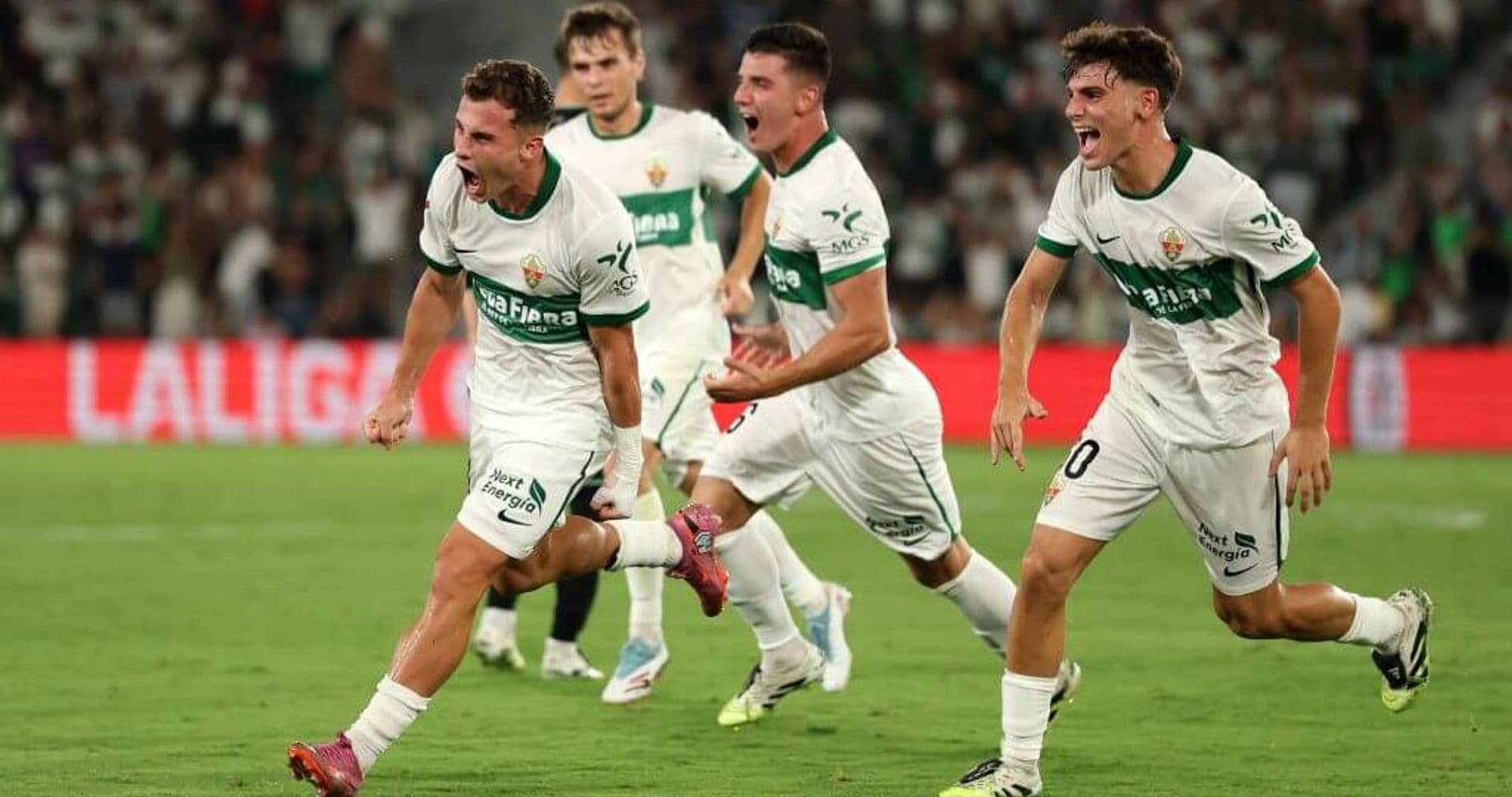 Jugadores de Elche celebrando un gol