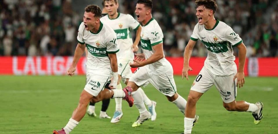 Jugadores de Elche celebrando un gol