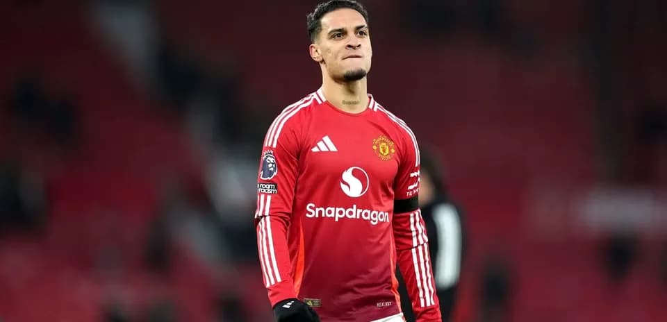 Jugador de Manchester United en camiseta roja celebrando
