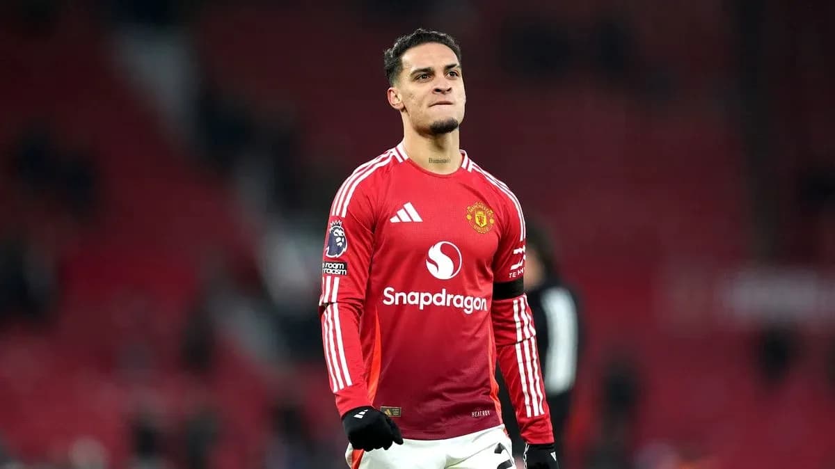 Jugador de Manchester United en camiseta roja celebrando