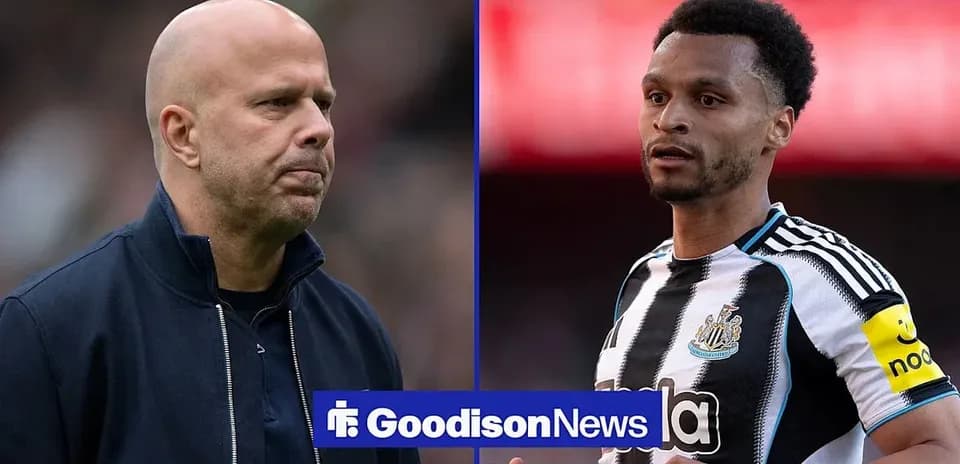 Entrenador y jugador de Newcastle durante un partido