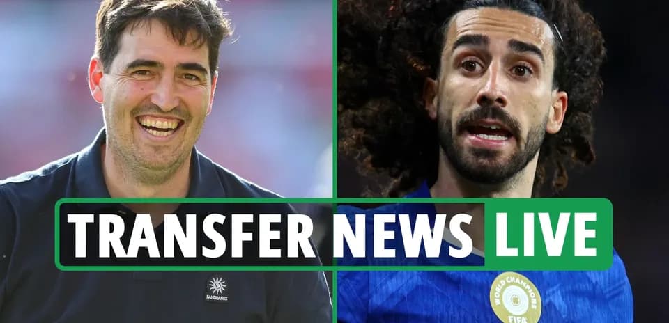 Entrenador sonriendo junto a jugador durante noticia de transferencias