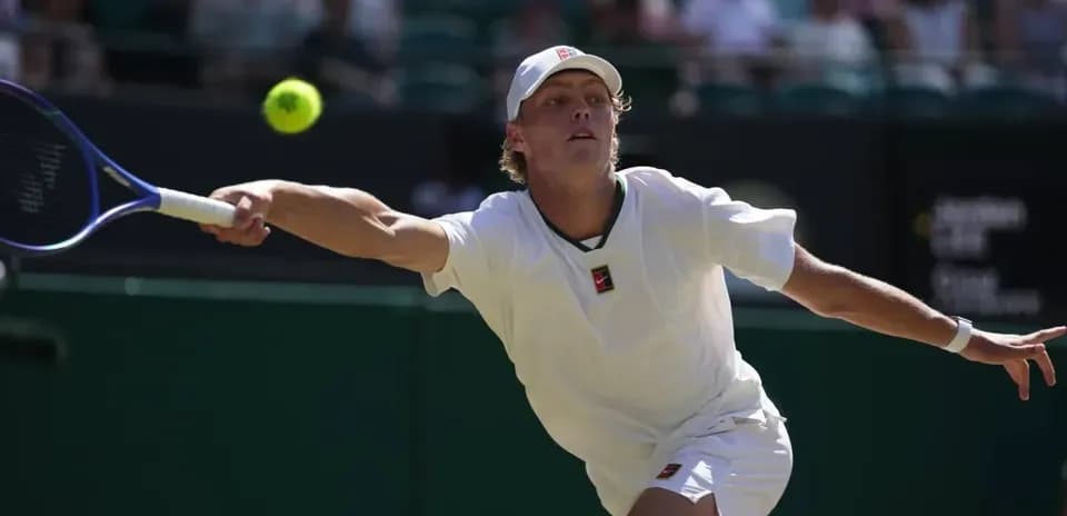 Jugador de tenis golpeando una pelota en Wimbledon
