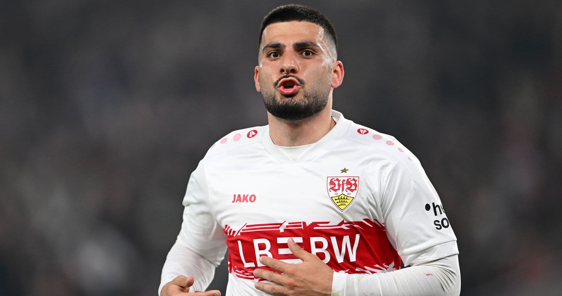 Jugador de Stuttgart en acción durante el partido