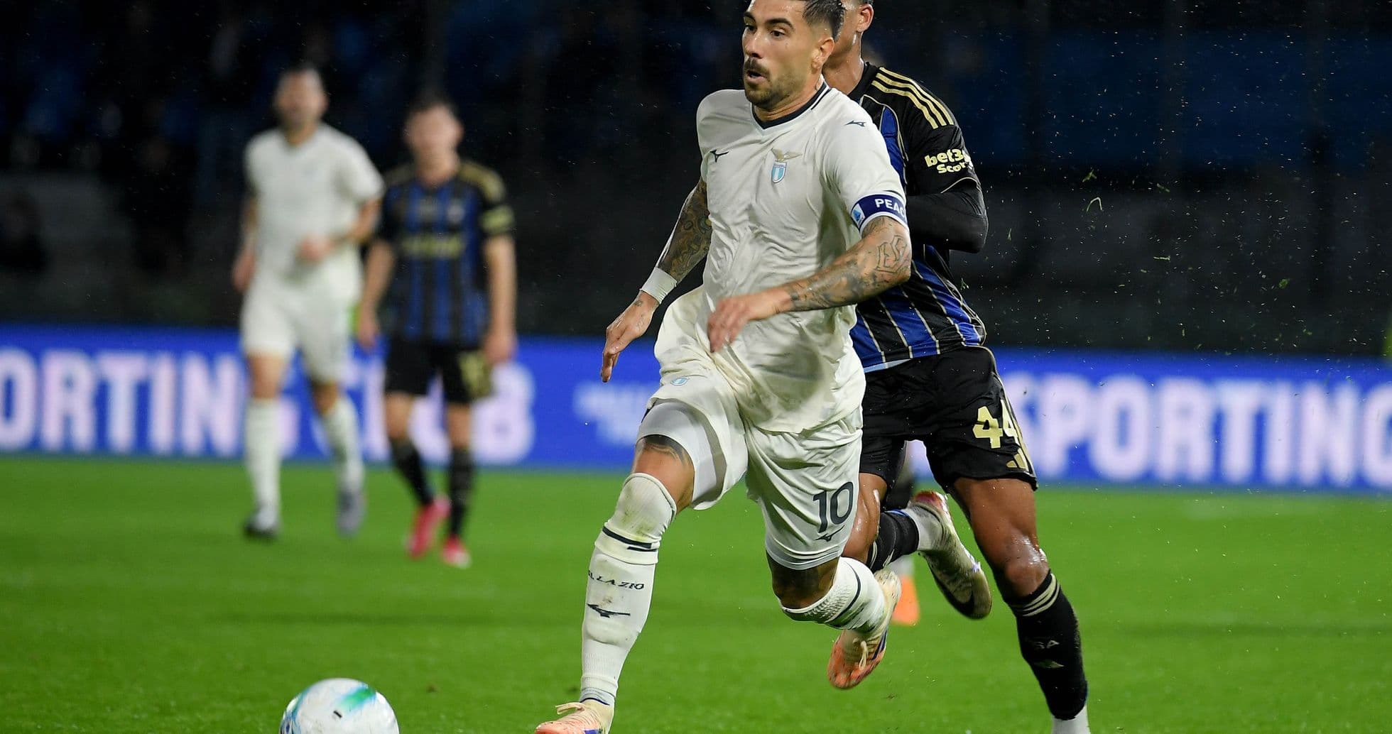 Jugador de Lazio en acción durante el partido