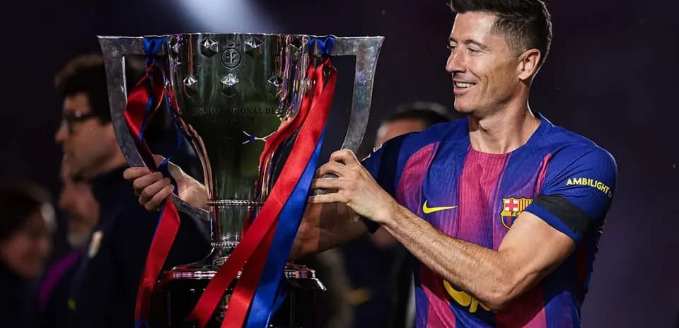 Jugador de Barcelona levantando un trofeo