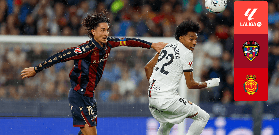 Jugadores de Levante y Mallorca disputando el balón