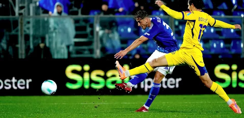 Un jugador de Hellas Verona disparando a puerta