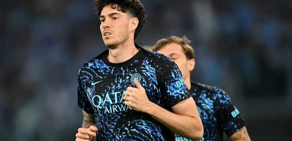 Jugador de fútbol corriendo en campo de entrenamiento