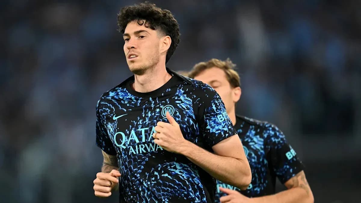 Jugador de fútbol corriendo en campo de entrenamiento