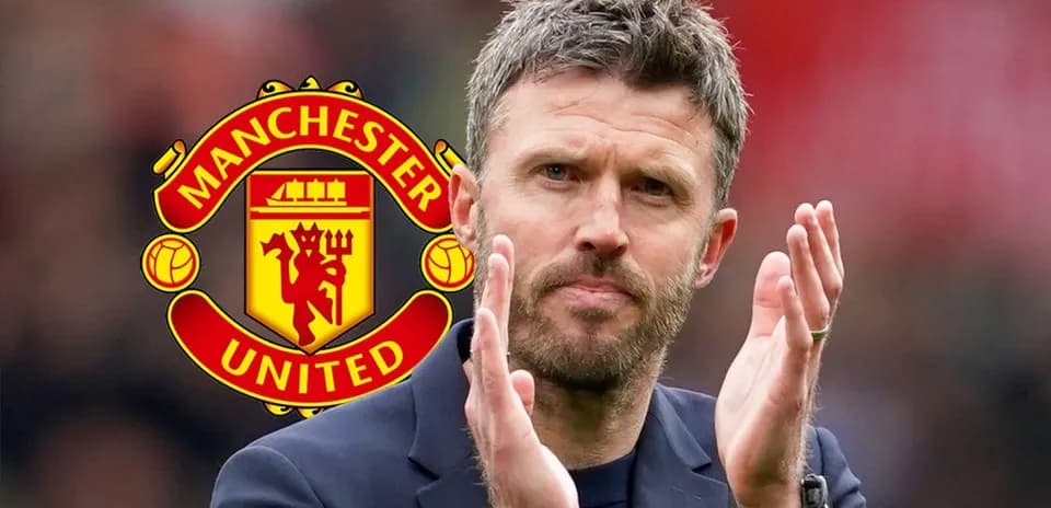Entrenador de Manchester United aplaudiendo durante partido