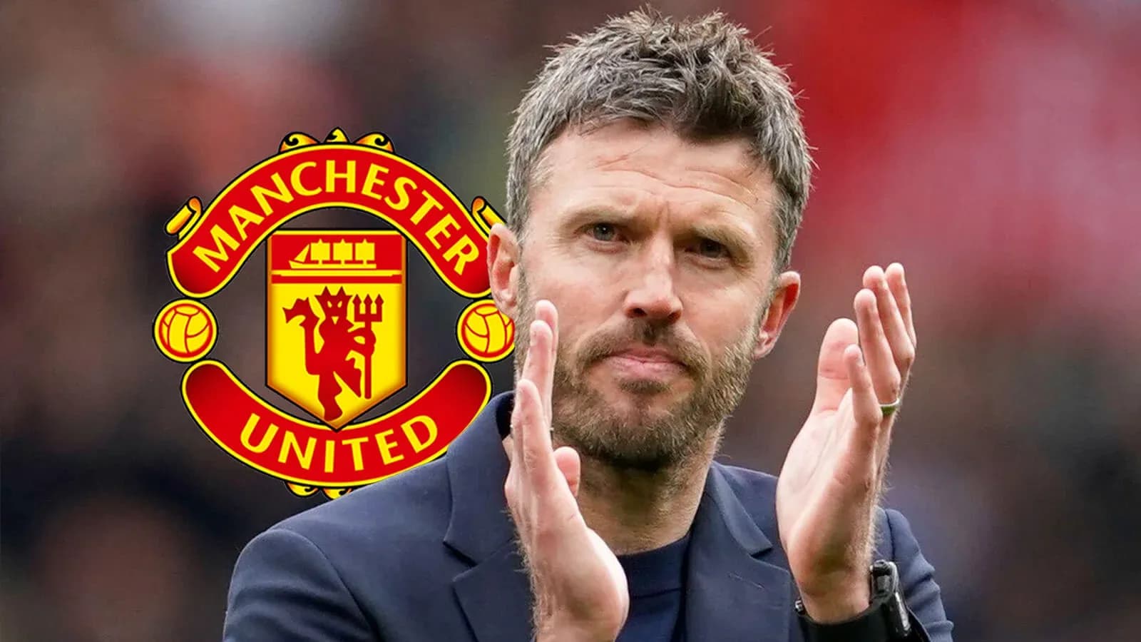 Entrenador de Manchester United aplaudiendo durante partido