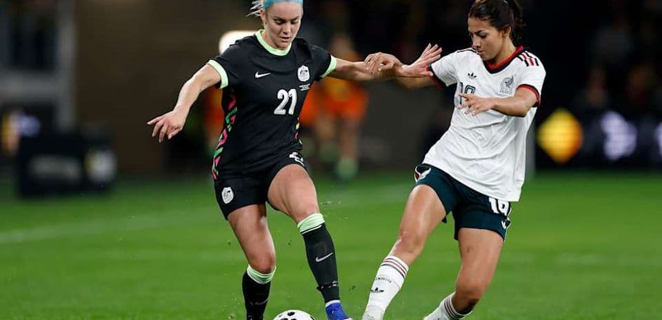 Jugadora de México intentando robar el balón