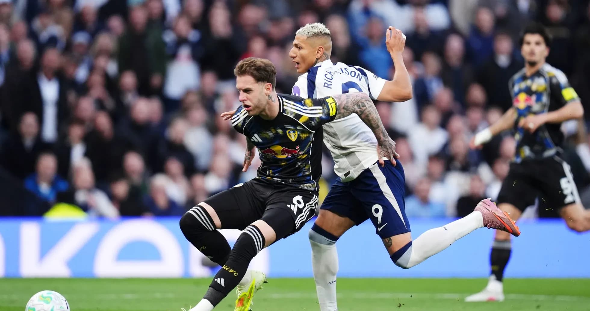 Jugador de Leeds luchando por el balón